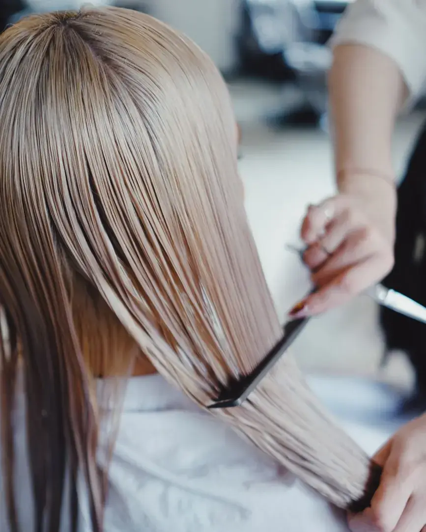 Coiffage de cheveux longs au peigne, mèche par mèche