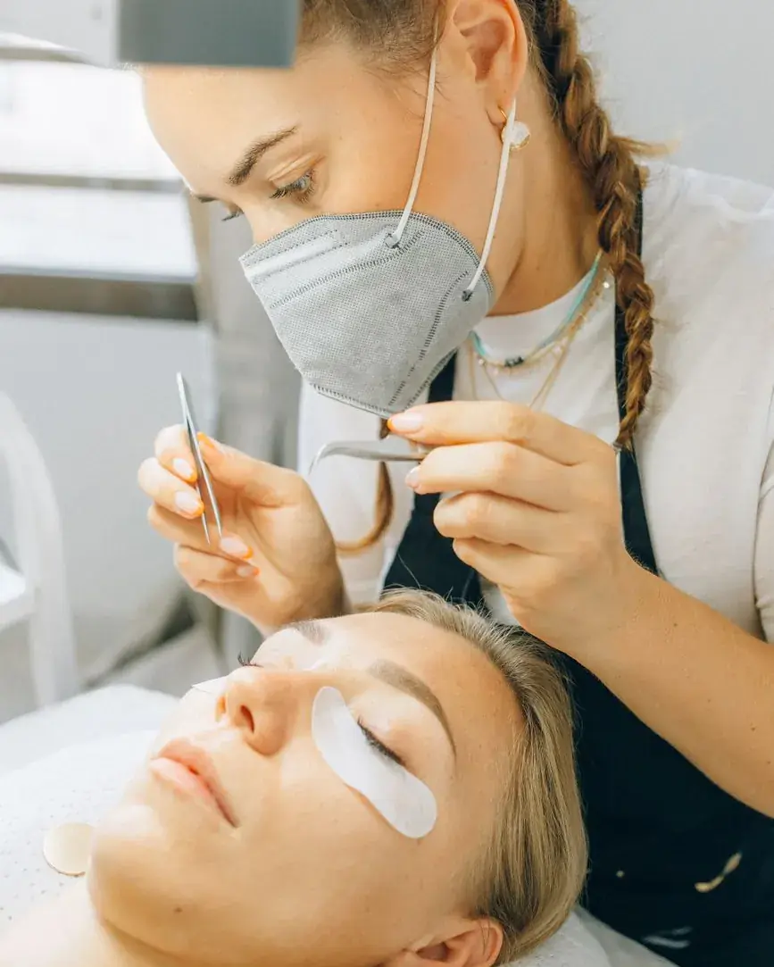 Pose d'extensions de cils à la pince, patch sous l'œil