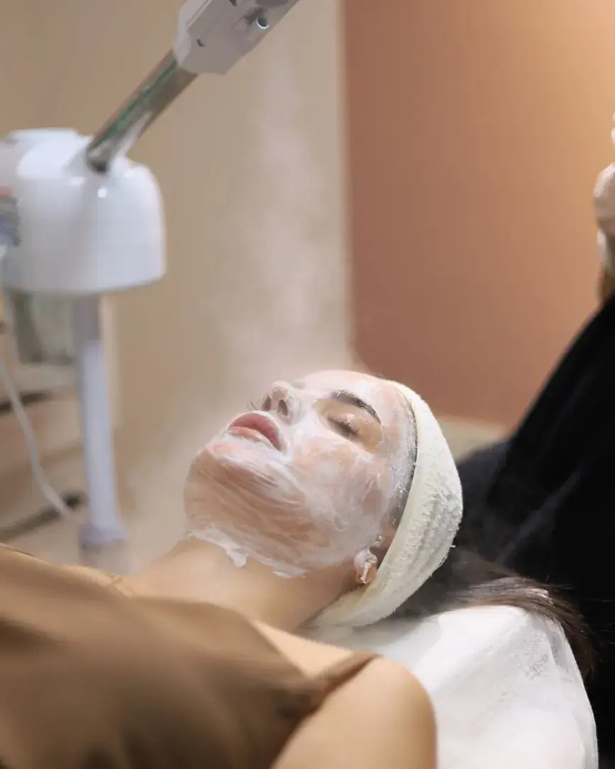 Soin du visage sous vapeur, masque appliqué en cabine